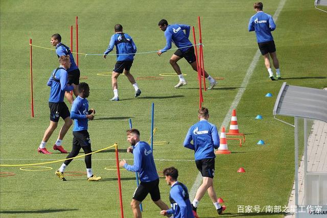 阿方索·戴维斯的世界杯之路：从伤病到重返赛场的希望与挑战